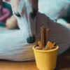 Fiboo Snack Fibeek Zabawka do wypełnienia jedzeniem kolor żółty + przykrywka (z otworem)